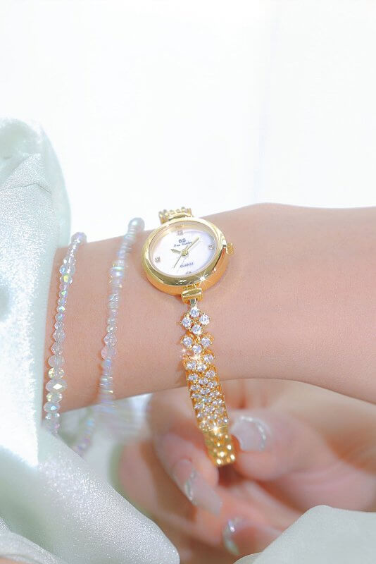 Mermaid Light Luxury Diamond Small Gold And Silver Chain Watch $41.85 Dana Fashion Color: Gold Women's Accessories Product information: Color: gold, silver Thickness: 7mm Crown type: Spiral crown Case back type: Ordinary Mirror material: mineral reinforce