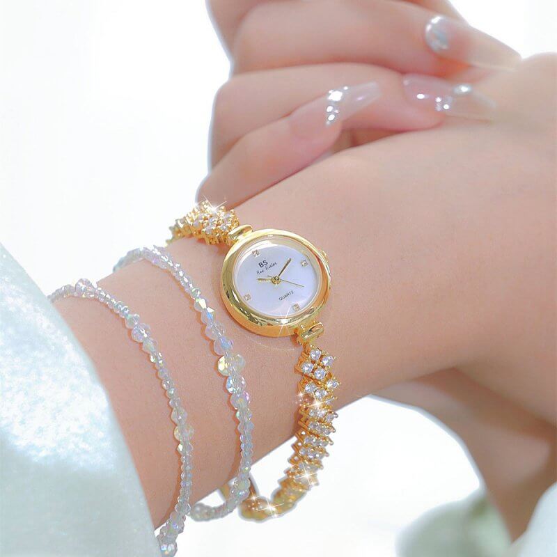 Mermaid Light Luxury Diamond Small Gold And Silver Chain Watch $41.85 Dana Fashion Color: Gold Women's Accessories Product information: Color: gold, silver Thickness: 7mm Crown type: Spiral crown Case back type: Ordinary Mirror material: mineral reinforce