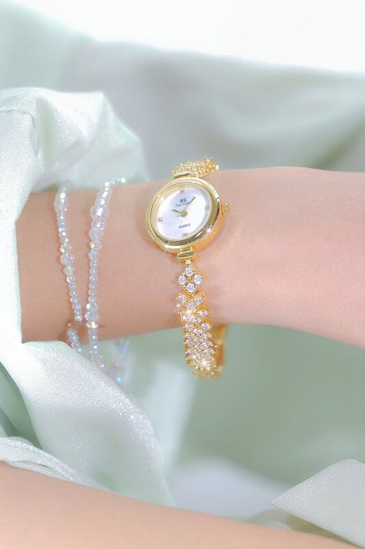 Mermaid Light Luxury Diamond Small Gold And Silver Chain Watch $41.85 Dana Fashion Color: Gold Women's Accessories Product information: Color: gold, silver Thickness: 7mm Crown type: Spiral crown Case back type: Ordinary Mirror material: mineral reinforce