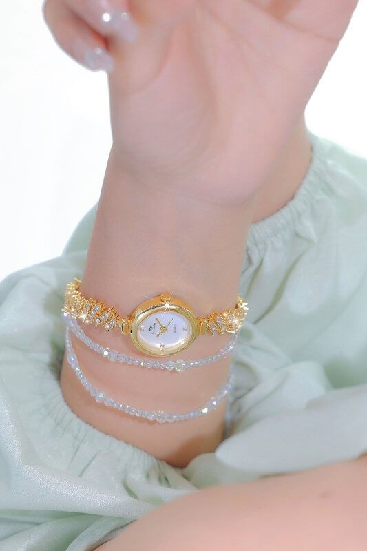 Mermaid Light Luxury Diamond Small Gold And Silver Chain Watch $41.85 Dana Fashion Color: Gold Women's Accessories Product information: Color: gold, silver Thickness: 7mm Crown type: Spiral crown Case back type: Ordinary Mirror material: mineral reinforce