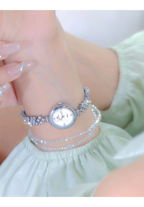 Mermaid Light Luxury Diamond Small Gold And Silver Chain Watch $41.85 Dana Fashion Color: Gold Women's Accessories Product information: Color: gold, silver Thickness: 7mm Crown type: Spiral crown Case back type: Ordinary Mirror material: mineral reinforce