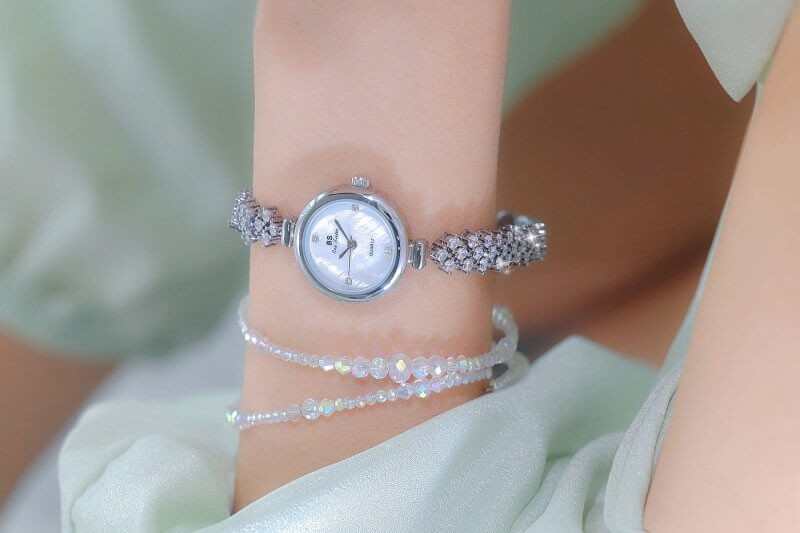 Mermaid Light Luxury Diamond Small Gold And Silver Chain Watch $41.85 Dana Fashion Color: Gold Women's Accessories Product information: Color: gold, silver Thickness: 7mm Crown type: Spiral crown Case back type: Ordinary Mirror material: mineral reinforce