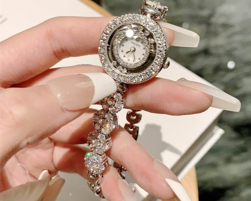 Mermaid Women's Watch Niche Fritillary Face Bracelet $99.90 Dana Fashion Color: Silver Streak Blue Noodles Women's Accessories Product information: Color: sliver stripe white noodles, sliver stripe blue noodles, sliver stripe pink noodles Thickness: 10mm