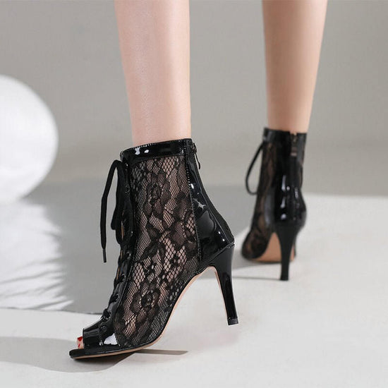 Mesh Patent Leather Sandal Boots Plus Size Reverse String Fake Niang Nightclub Bar $79.50 Dana Fashion Color: Beige Size: 34 style: Heel height 10cm Women's shoes Product information: Lining material: Mesh Toe holder shape: Fish Mouth Color: Black customi