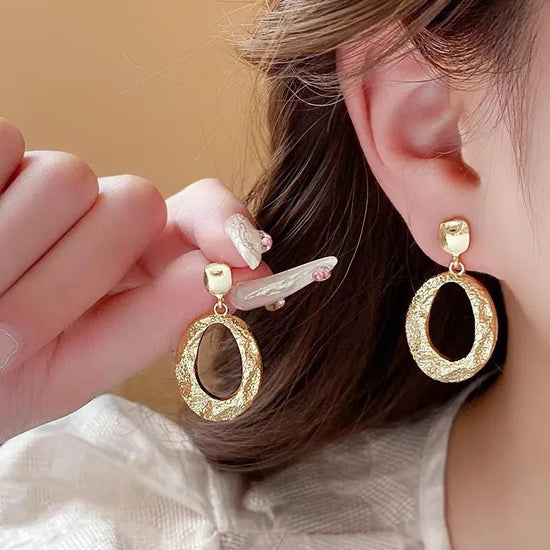 Metal Irregular Oval Geometric Vintage Earrings For Women $15.00 Dana Fashion Color: Gold Women's Accessories Product information: Treatment Process: Electroplating Color: Gold Applicable population: Female Material: Alloy Popular elements: Grid Style: pa