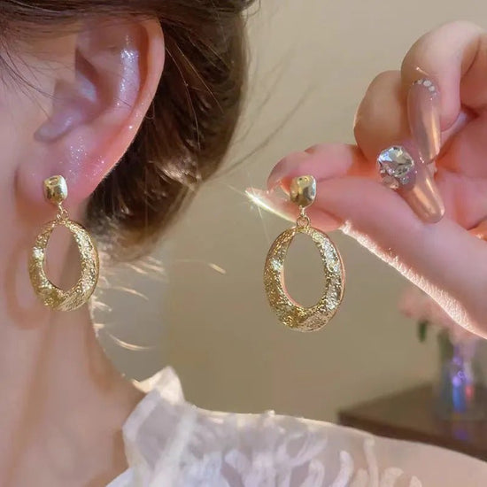 Metal Irregular Oval Geometric Vintage Earrings For Women $15.00 Dana Fashion Color: Gold Women's Accessories Product information: Treatment Process: Electroplating Color: Gold Applicable population: Female Material: Alloy Popular elements: Grid Style: pa