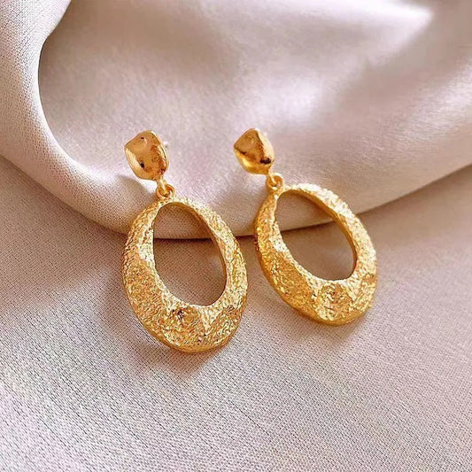 Metal Irregular Oval Geometric Vintage Earrings For Women $15.00 Dana Fashion Color: Gold Women's Accessories Product information: Treatment Process: Electroplating Color: Gold Applicable population: Female Material: Alloy Popular elements: Grid Style: pa