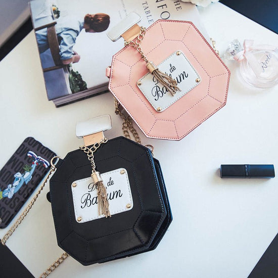 Mini Chain Crossbody Bag $49.00 Dana Fashion Color: Black Women's Bags P roduct information: Style: Women's shoulder bag Fabric texture: PU Lining texture: no lining Bag shape: round Trendy luggage styles: other Opening method: zipper Popular elements: pr