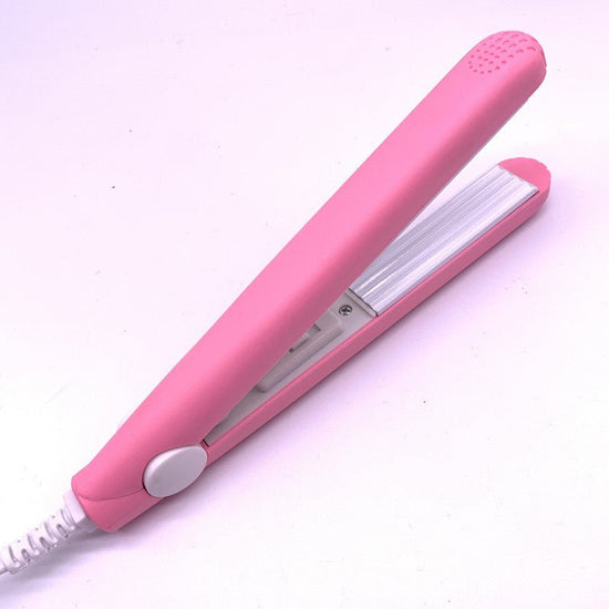 Mini splint hair straightener $15.00 Dana Fashion Color: Pink Model: EU Beauty Tools Product Name： Mini splint hair straightener with constant temperature 180 ℃, rapid temperature rise in 30 seconds, 3D floating technology Commodity material： Aluminum Pro