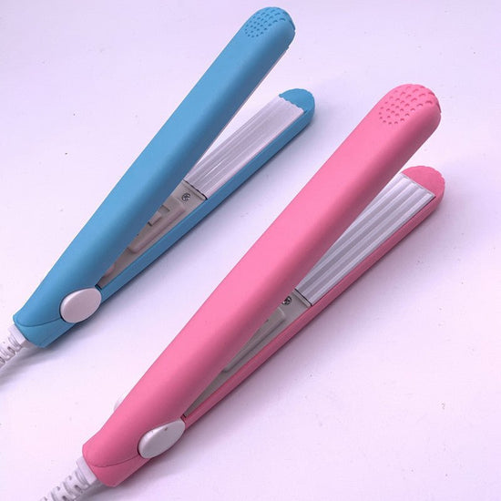 Mini splint hair straightener $15.00 Dana Fashion Color: Blue Model: EU Beauty Tools Product Name： Mini splint hair straightener with constant temperature 180 ℃, rapid temperature rise in 30 seconds, 3D floating technology Commodity material： Aluminum Pro