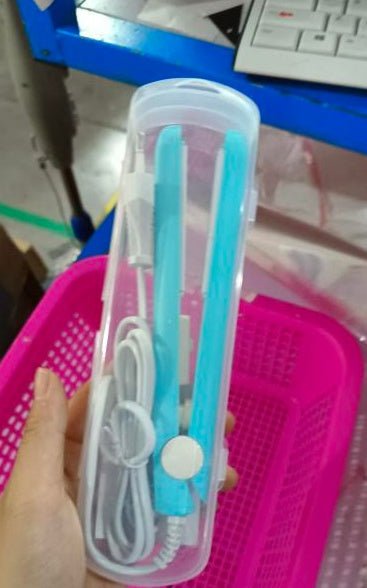 Mini splint hair straightener $15.00 Dana Fashion Color: Blue Model: EU Beauty Tools Product Name： Mini splint hair straightener with constant temperature 180 ℃, rapid temperature rise in 30 seconds, 3D floating technology Commodity material： Aluminum Pro