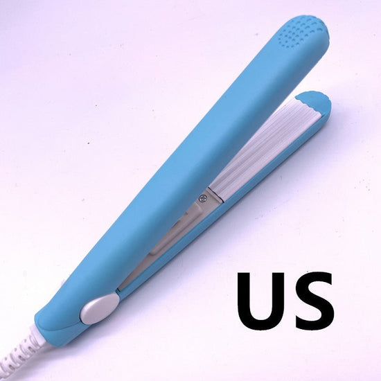 Mini splint hair straightener $15.00 Dana Fashion Color: Blue Model: US Beauty Tools Product Name： Mini splint hair straightener with constant temperature 180 ℃, rapid temperature rise in 30 seconds, 3D floating technology Commodity material： Aluminum Pro
