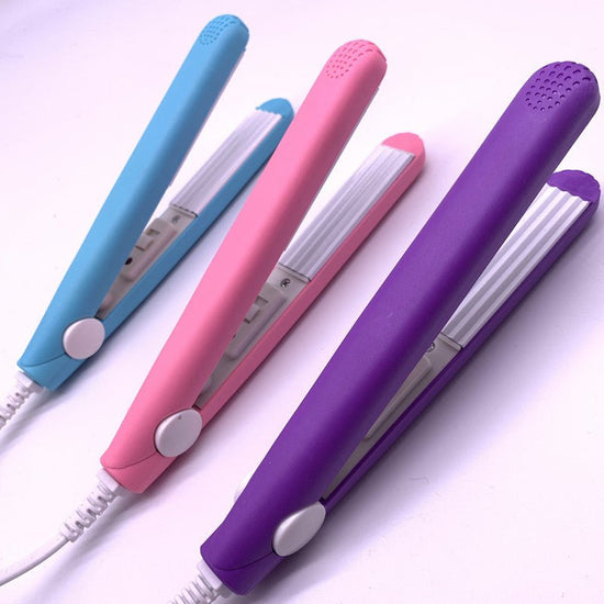 Mini splint hair straightener $15.00 Dana Fashion Color: Blue Model: EU Beauty Tools Product Name： Mini splint hair straightener with constant temperature 180 ℃, rapid temperature rise in 30 seconds, 3D floating technology Commodity material： Aluminum Pro