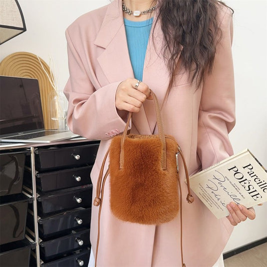Mink-like Bucket Vintage Plush Hand Bag $45.52 Dana Fashion Color: Apricot Size: 14X28X14cm Women's Bags Product information: Color: black, light brown, caramel, pink, apricot, White Applicable Gender: Female Hardness: medium Material: mink-shaped Suitcas