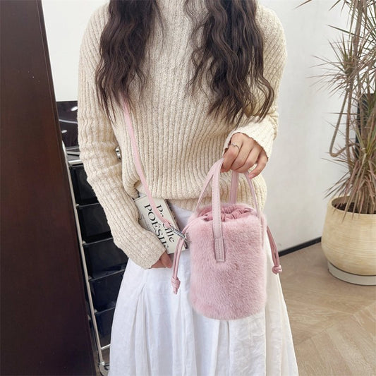 Mink-like Bucket Vintage Plush Hand Bag $45.52 Dana Fashion Color: Apricot Size: 14X28X14cm Women's Bags Product information: Color: black, light brown, caramel, pink, apricot, White Applicable Gender: Female Hardness: medium Material: mink-shaped Suitcas