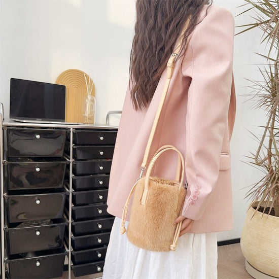 Mink-like Bucket Vintage Plush Hand Bag $45.52 Dana Fashion Color: Apricot Size: 14X28X14cm Women's Bags Product information: Color: black, light brown, caramel, pink, apricot, White Applicable Gender: Female Hardness: medium Material: mink-shaped Suitcas