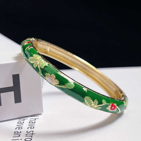 Museum Enamel Fine Floral Bracelet $25.01 Dana Fashion Color: Emerald Green Women's Accessories Product information: Style classification: Fresh and sweet Processing technology: manual Color: Red Small Flower Bracelet Material: Alloy Packing list: Bracele