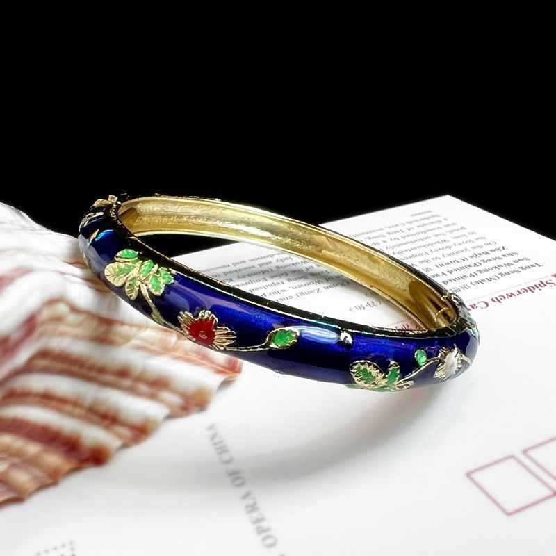 Museum Enamel Fine Floral Bracelet $25.01 Dana Fashion Color: Sapphire Blue Women's Accessories Product information: Style classification: Fresh and sweet Processing technology: manual Color: Red Small Flower Bracelet Material: Alloy Packing list: Bracele