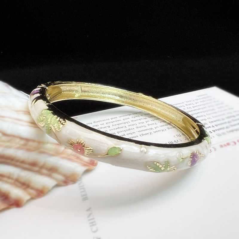Museum Enamel Fine Floral Bracelet $25.01 Dana Fashion Color: Beige Women's Accessories Product information: Style classification: Fresh and sweet Processing technology: manual Color: Red Small Flower Bracelet Material: Alloy Packing list: Bracelet * 1pc