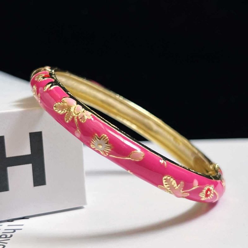 Museum Enamel Fine Floral Bracelet $25.01 Dana Fashion Color: Plum Powder Women's Accessories Product information: Style classification: Fresh and sweet Processing technology: manual Color: Red Small Flower Bracelet Material: Alloy Packing list: Bracelet