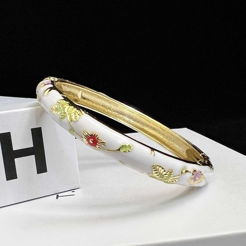 Museum Enamel Fine Floral Bracelet $25.01 Dana Fashion Color: Moon White Women's Accessories Product information: Style classification: Fresh and sweet Processing technology: manual Color: Red Small Flower Bracelet Material: Alloy Packing list: Bracelet *