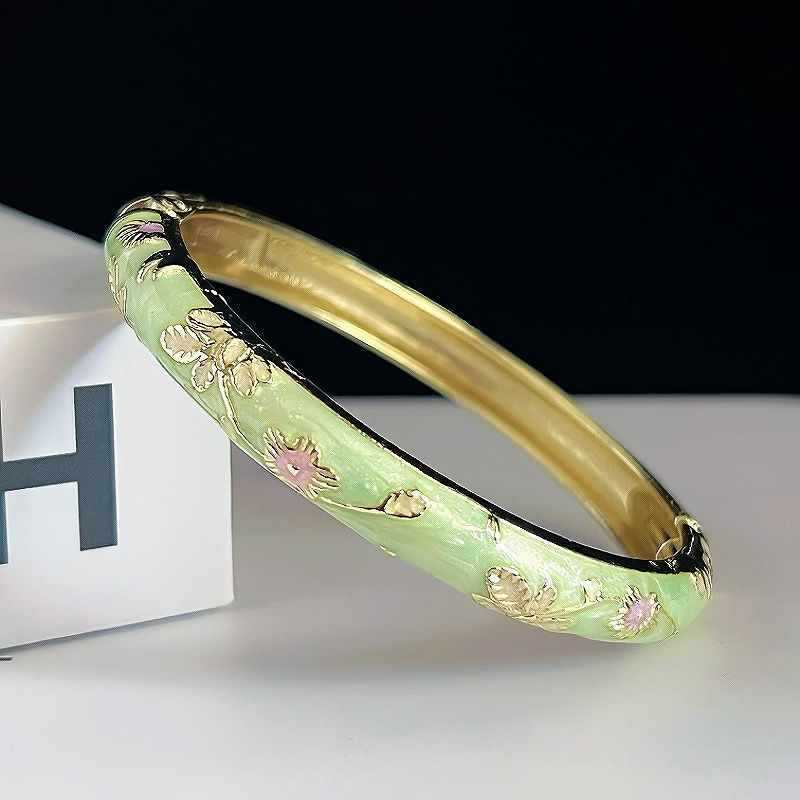 Museum Enamel Fine Floral Bracelet $25.01 Dana Fashion Color: Light Green Women's Accessories Product information: Style classification: Fresh and sweet Processing technology: manual Color: Red Small Flower Bracelet Material: Alloy Packing list: Bracelet