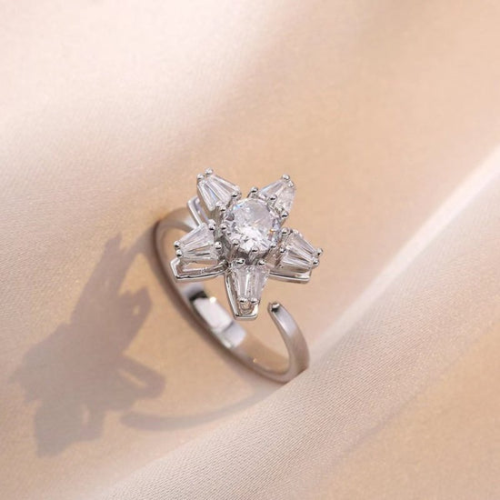 Necklace Female Flower Micro Inlaid Zircon Rotation $15.12 Dana Fashion Color: Flower Rotating Necklace Women's Accessories Product information: Treatment Process: Diamond Color: X0350 flower rotating necklace, J0225 flower spinning ring Applicable popula