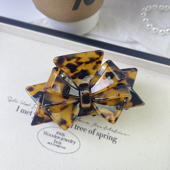 New Autumn And Winter High Sense Bow Claw Clip $18.00 Dana Fashion Color: 4 Leopard Print Women's Accessories Product information: Processing Technology: Handmade Color: 1# purple, 2# blue brown, 3# textured blue, 4# leopard print, 5# starry sky purple, 6