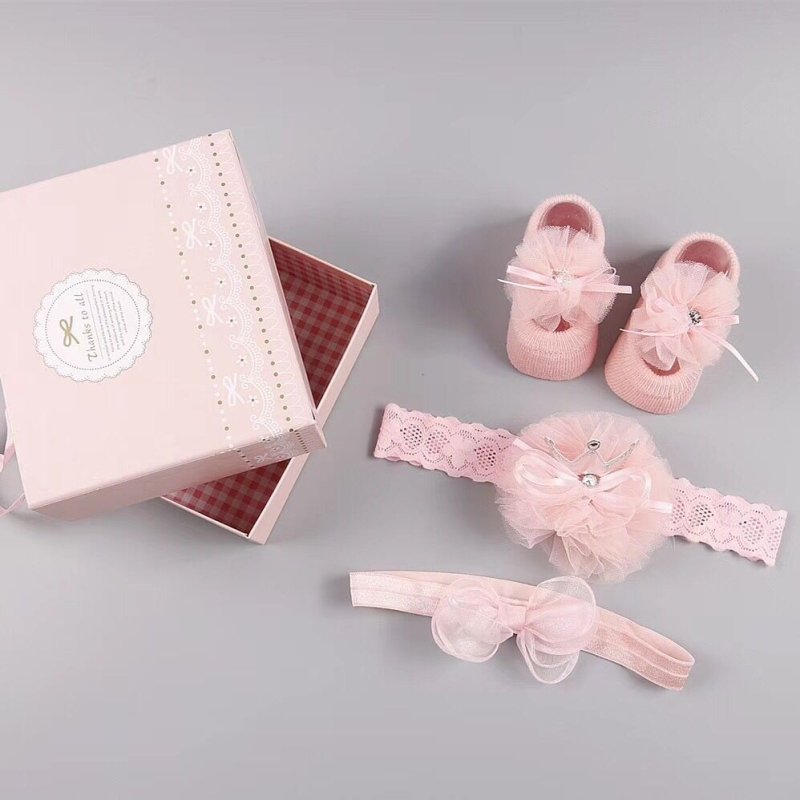 New baby hair accessories socks and shoes set box $18.50 Dana Fashion Color: I Baby Clothing Applicable gender: female Gift box content: accessories/supplies Flat car stitch pitch 12~14 stitches/3cm: Yes Main fabric composition: cotton Main fabric ingredi