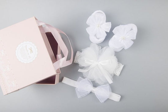 New baby hair accessories socks and shoes set box $18.50 Dana Fashion Color: N11 style Baby Clothing Applicable gender: female Gift box content: accessories/supplies Flat car stitch pitch 12~14 stitches/3cm: Yes Main fabric composition: cotton Main fabric
