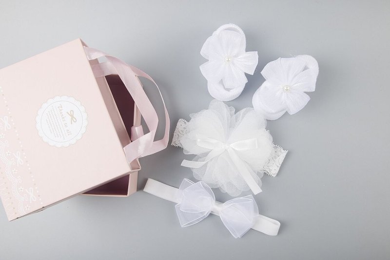 New baby hair accessories socks and shoes set box $18.50 Dana Fashion Color: N11 style Baby Clothing Applicable gender: female Gift box content: accessories/supplies Flat car stitch pitch 12~14 stitches/3cm: Yes Main fabric composition: cotton Main fabric
