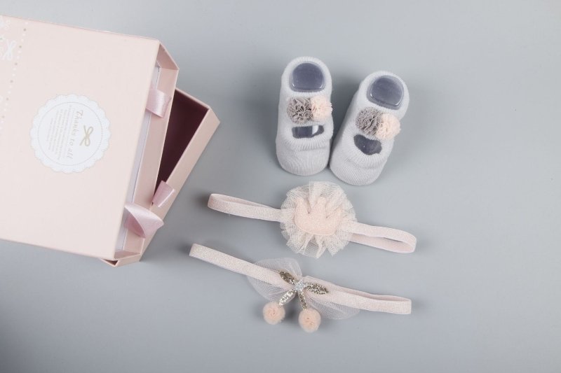 New baby hair accessories socks and shoes set box $18.50 Dana Fashion Color: N3 style Baby Clothing Applicable gender: female Gift box content: accessories/supplies Flat car stitch pitch 12~14 stitches/3cm: Yes Main fabric composition: cotton Main fabric