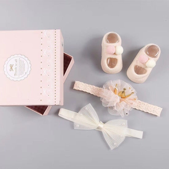 New baby hair accessories socks and shoes set box $18.50 Dana Fashion Color: B Baby Clothing Applicable gender: female Gift box content: accessories/supplies Flat car stitch pitch 12~14 stitches/3cm: Yes Main fabric composition: cotton Main fabric ingredi