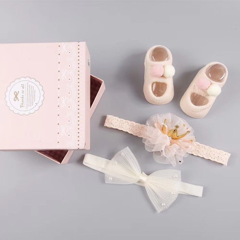 New baby hair accessories socks and shoes set box $18.50 Dana Fashion Color: B Baby Clothing Applicable gender: female Gift box content: accessories/supplies Flat car stitch pitch 12~14 stitches/3cm: Yes Main fabric composition: cotton Main fabric ingredi