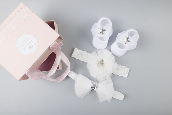 New baby hair accessories socks and shoes set box $18.50 Dana Fashion Color: N7 style Baby Clothing Applicable gender: female Gift box content: accessories/supplies Flat car stitch pitch 12~14 stitches/3cm: Yes Main fabric composition: cotton Main fabric