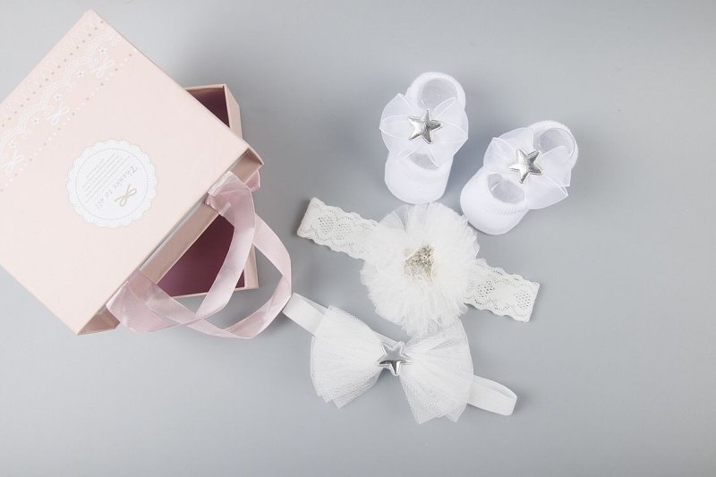 New baby hair accessories socks and shoes set box $18.50 Dana Fashion Color: N7 style Baby Clothing Applicable gender: female Gift box content: accessories/supplies Flat car stitch pitch 12~14 stitches/3cm: Yes Main fabric composition: cotton Main fabric