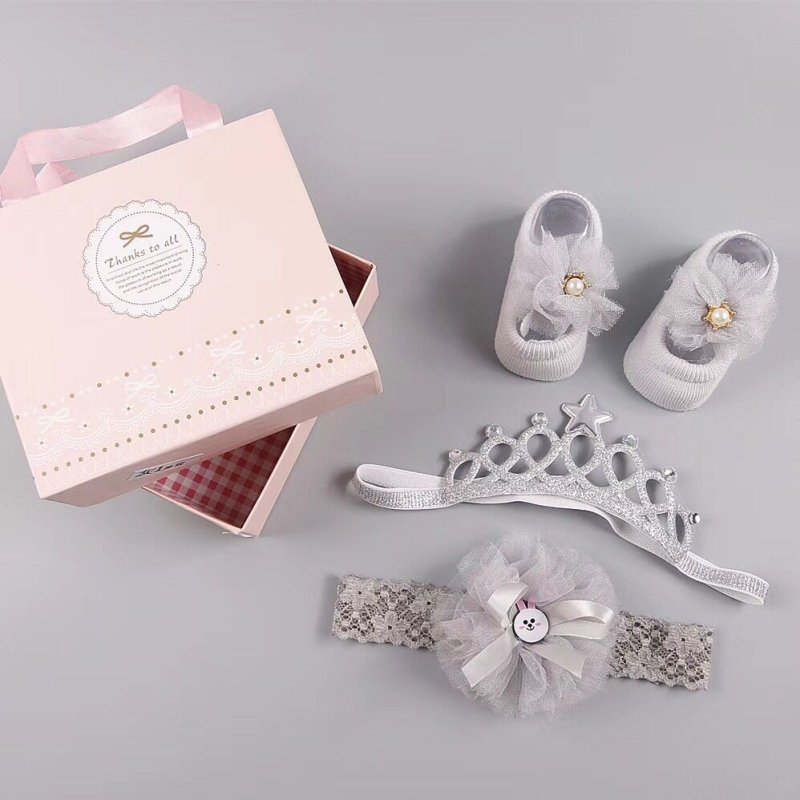 New baby hair accessories socks and shoes set box $18.50 Dana Fashion Color: D Baby Clothing Applicable gender: female Gift box content: accessories/supplies Flat car stitch pitch 12~14 stitches/3cm: Yes Main fabric composition: cotton Main fabric ingredi