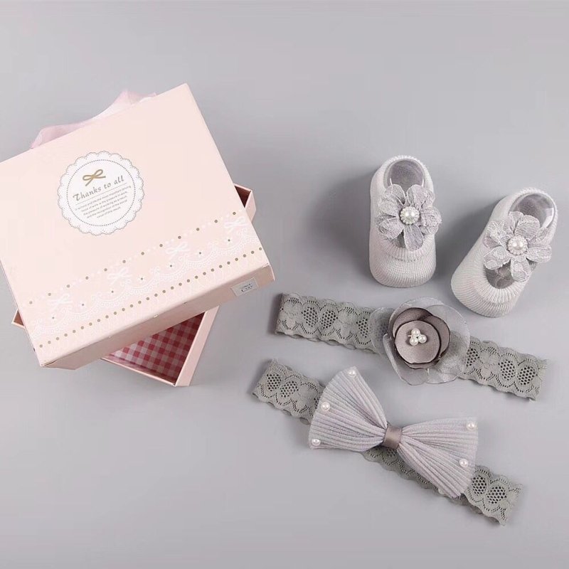 New baby hair accessories socks and shoes set box $18.50 Dana Fashion Color: H Baby Clothing Applicable gender: female Gift box content: accessories/supplies Flat car stitch pitch 12~14 stitches/3cm: Yes Main fabric composition: cotton Main fabric ingredi