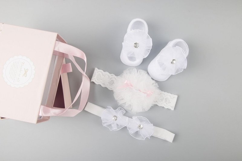 New baby hair accessories socks and shoes set box $18.50 Dana Fashion Color: N10 style Baby Clothing Applicable gender: female Gift box content: accessories/supplies Flat car stitch pitch 12~14 stitches/3cm: Yes Main fabric composition: cotton Main fabric