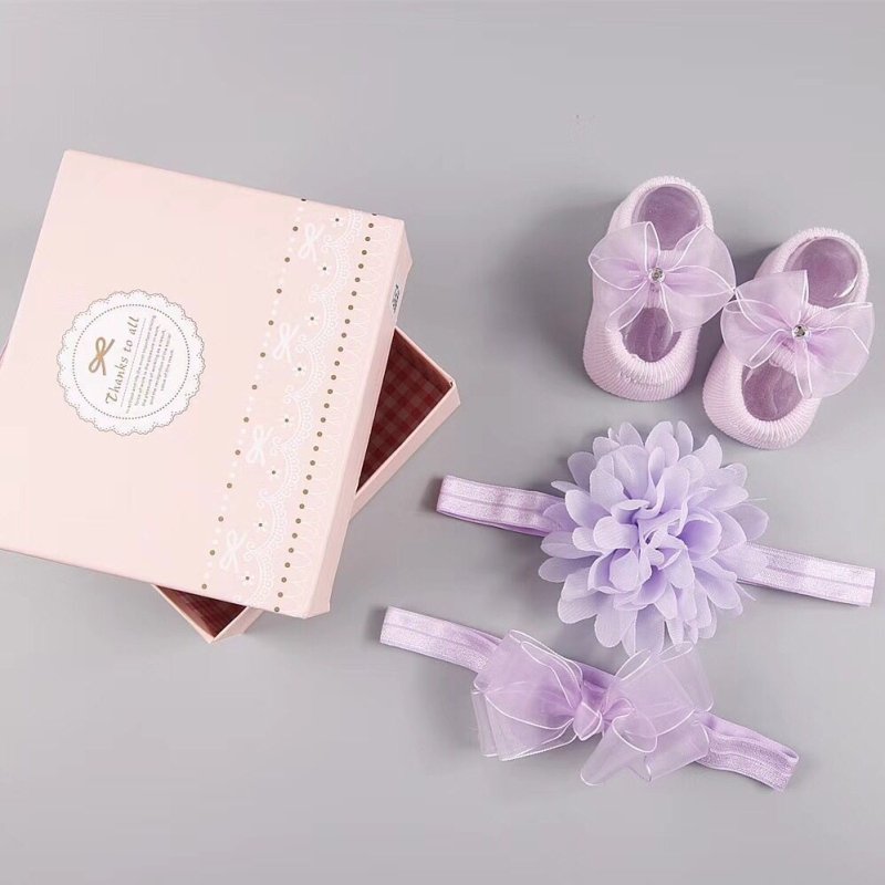 New baby hair accessories socks and shoes set box $18.50 Dana Fashion Color: C Baby Clothing Applicable gender: female Gift box content: accessories/supplies Flat car stitch pitch 12~14 stitches/3cm: Yes Main fabric composition: cotton Main fabric ingredi