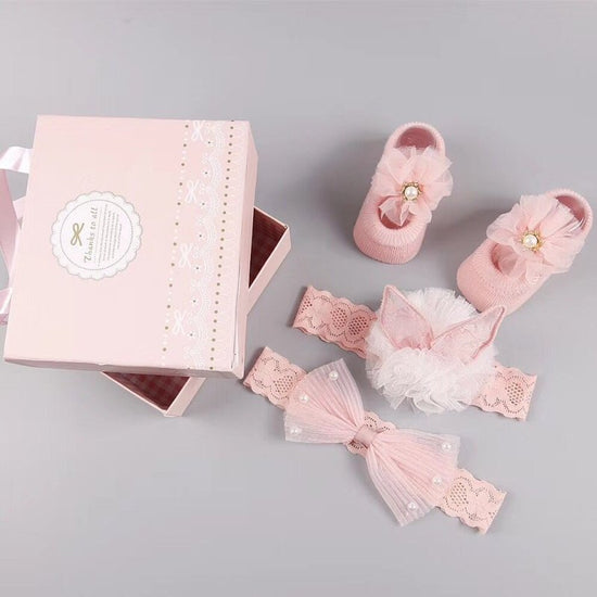 New baby hair accessories socks and shoes set box $18.50 Dana Fashion Color: E Baby Clothing Applicable gender: female Gift box content: accessories/supplies Flat car stitch pitch 12~14 stitches/3cm: Yes Main fabric composition: cotton Main fabric ingredi