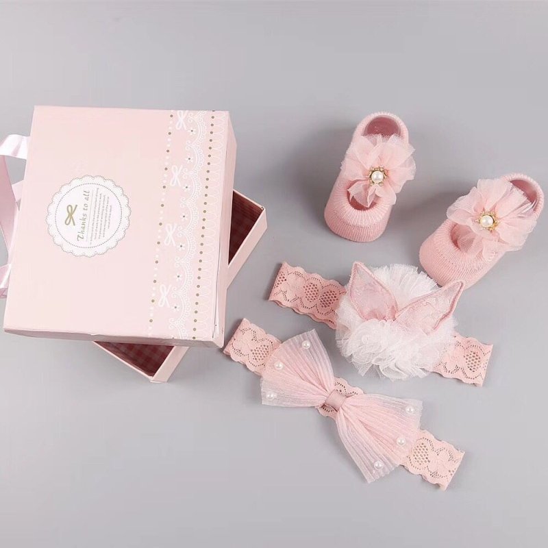 New baby hair accessories socks and shoes set box $18.50 Dana Fashion Color: E Baby Clothing Applicable gender: female Gift box content: accessories/supplies Flat car stitch pitch 12~14 stitches/3cm: Yes Main fabric composition: cotton Main fabric ingredi