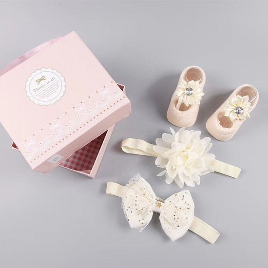 New baby hair accessories socks and shoes set box $18.50 Dana Fashion Color: F Baby Clothing Applicable gender: female Gift box content: accessories/supplies Flat car stitch pitch 12~14 stitches/3cm: Yes Main fabric composition: cotton Main fabric ingredi