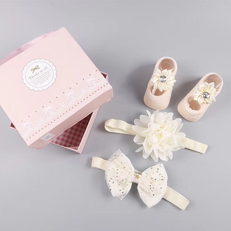 New baby hair accessories socks and shoes set box $18.50 Dana Fashion Color: F Baby Clothing Applicable gender: female Gift box content: accessories/supplies Flat car stitch pitch 12~14 stitches/3cm: Yes Main fabric composition: cotton Main fabric ingredi