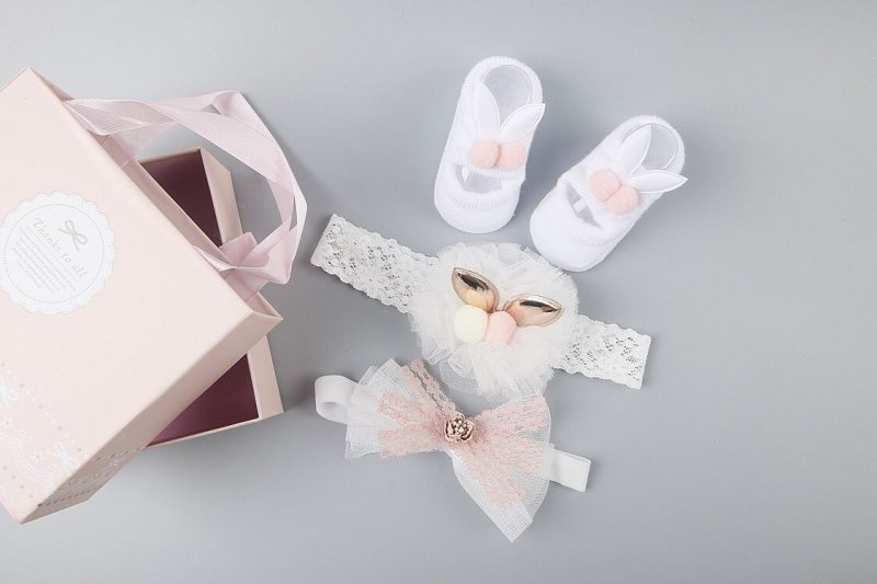 New baby hair accessories socks and shoes set box $18.50 Dana Fashion Color: N8 style Baby Clothing Applicable gender: female Gift box content: accessories/supplies Flat car stitch pitch 12~14 stitches/3cm: Yes Main fabric composition: cotton Main fabric