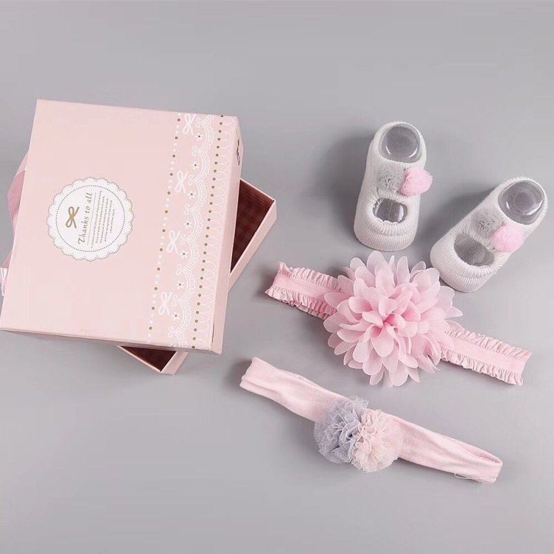 New baby hair accessories socks and shoes set box $18.50 Dana Fashion Color: A Baby Clothing Applicable gender: female Gift box content: accessories/supplies Flat car stitch pitch 12~14 stitches/3cm: Yes Main fabric composition: cotton Main fabric ingredi