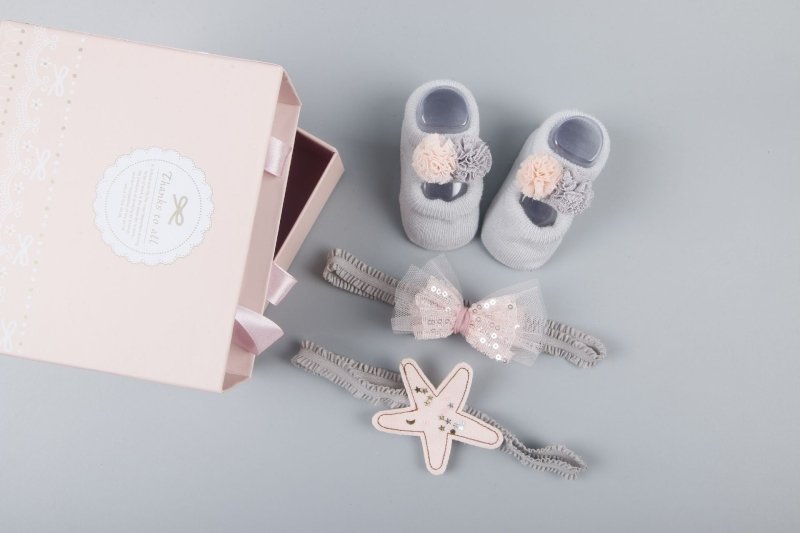 New baby hair accessories socks and shoes set box $18.50 Dana Fashion Color: N6 style Baby Clothing Applicable gender: female Gift box content: accessories/supplies Flat car stitch pitch 12~14 stitches/3cm: Yes Main fabric composition: cotton Main fabric