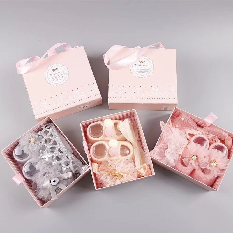 New baby hair accessories socks and shoes set box $18.50 Dana Fashion Color: A Baby Clothing Applicable gender: female Gift box content: accessories/supplies Flat car stitch pitch 12~14 stitches/3cm: Yes Main fabric composition: cotton Main fabric ingredi
