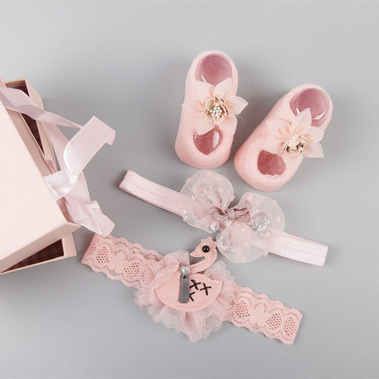 New baby hair accessories socks and shoes set box $18.50 Dana Fashion Color: N1 style Baby Clothing Applicable gender: female Gift box content: accessories/supplies Flat car stitch pitch 12~14 stitches/3cm: Yes Main fabric composition: cotton Main fabric