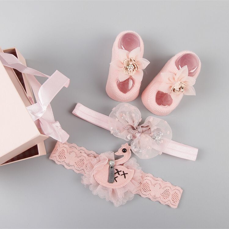 New baby hair accessories socks and shoes set box $18.50 Dana Fashion Color: N1 style Baby Clothing Applicable gender: female Gift box content: accessories/supplies Flat car stitch pitch 12~14 stitches/3cm: Yes Main fabric composition: cotton Main fabric
